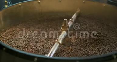 刚烤好的咖啡豆是从冷却缸里的一个大的咖啡炉里拿出来的